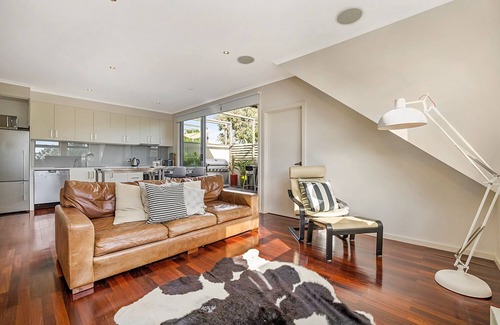 Northcote Apartment | Stunning 2-Bed Unit with BBQ Patio near Dining