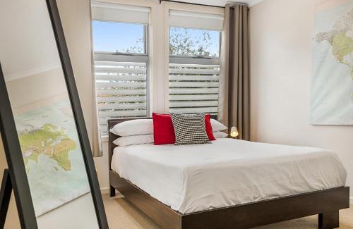 Northcote Apartment | Stunning 2-Bed Unit with BBQ Patio near Dining