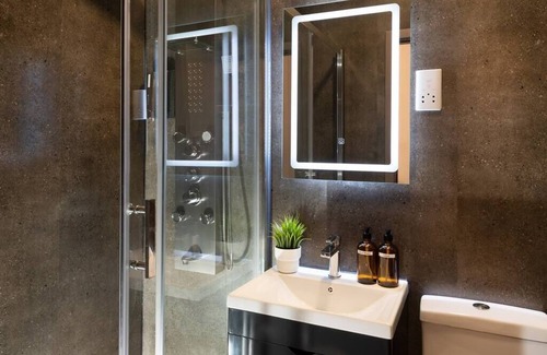 Lychpit Apartment | Stunning 2 Bedroom 2 Bathroom Apartment in Chineham, Basingstoke