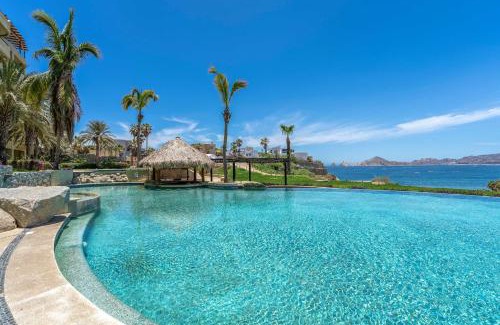 Cabo Bello Apartment | Stunning 2 BR with Ocean Views & Jacuzzi by the Beach
