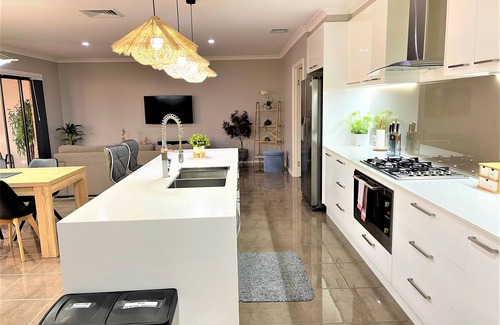 Mildura House | Stunning 2 BR with Spa, landscaped garden