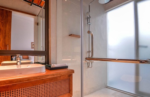 Dich Vong Apartment | Stunning 2B with Balcony in 22Land Residence