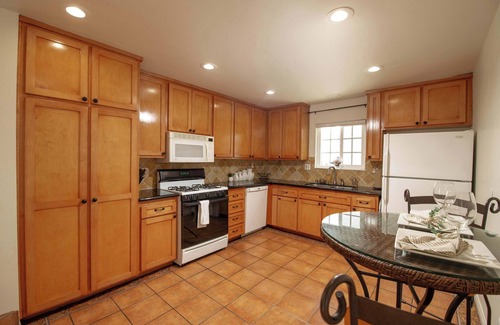 Lake Balboa Apartment | Stunning 2Br 3Ba Condo
