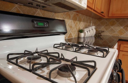 Lake Balboa Apartment | Stunning 2Br 3Ba Condo