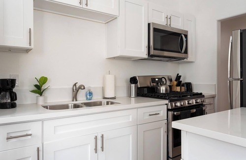 Golden Hill Apartment | Stunning 2BR Apt | Sleeps 7, WiFi + Kitchen