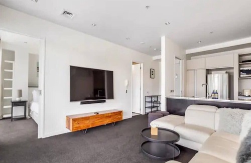 Auckland Central Business District Apartment | Stunning 2BR + Viaduct Views+Parking Zodiak Stays