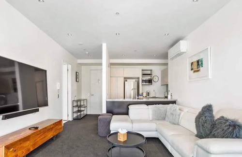Auckland Central Business District Apartment | Stunning 2BR + Viaduct Views+Parking Zodiak Stays