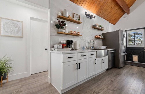 Lake Arrowhead Ski Chalet | Stunning 3 bdrm/2 Bath Chalet, High Celings, Chef’s Kitchen, Fire-pit, Quiet