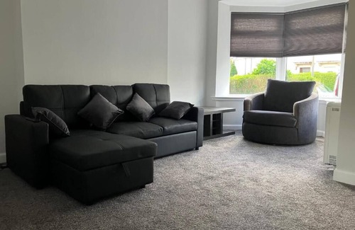 Glasgow House | Stunning 3 Bedroom, 2 Bathroom West End House with Free Parking and Wi-Fi