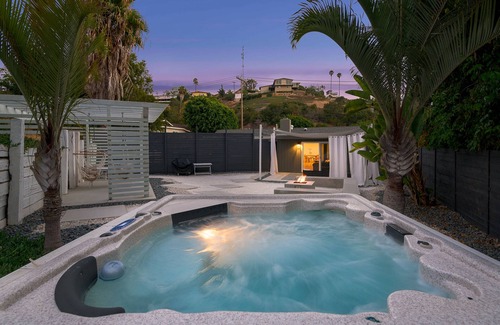 Fire Mountain House | Stunning 3 Bedroom Home with Spa and Fire Pit! Close to Legoland, Beaches & more