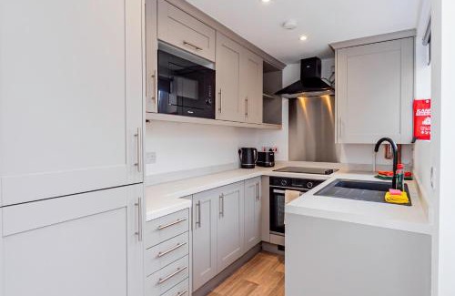 Bletchley Apartment | Stunning 3-Bedroom Home in Bletchley - Close to City Centre and Train Station - Free Private Parking - Fast Wi-Fi and Smart TV