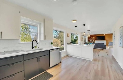 Bryn Mawr-Skyway House | Stunning 3 BR Seattle Lake View House with AC & Heat