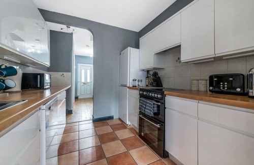 Kew House | Stunning 3BR House w/Garden & Parking in Richmondn