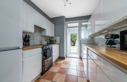 Kew House | Stunning 3BR House w/Garden & Parking in Richmondn
