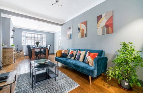 Kew House | Stunning 3BR House w/Garden & Parking in Richmondn