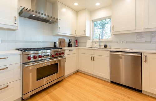 Skyway House | Stunning 4-Bedroom Mountainside Retreat with Panoramic Views