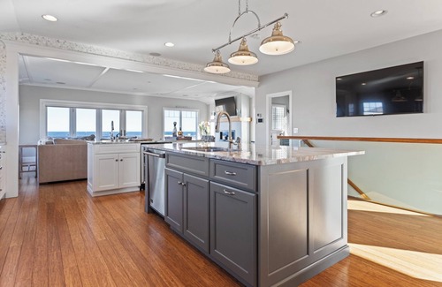 Byfield House | Stunning 4 bedroom 4.5 bath house right on the sand at Seabrook Beach