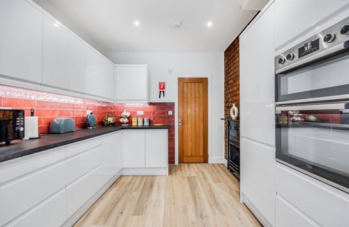 Northampton House | Stunning 4 Bedroom 4 Bathroom House Prime Location Pool Table Free Parking Fast Wifi
