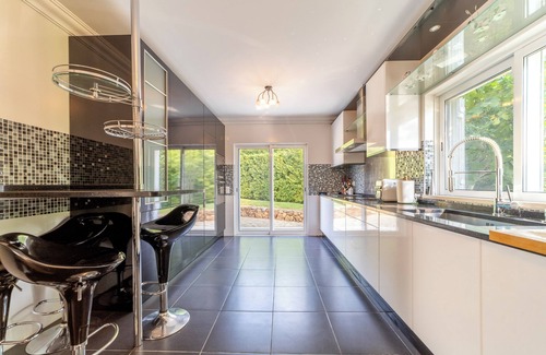 Alpouvar Villa | Stunning 4-Bedroom Villa, Pool with Hydromassage - Perfect for Families