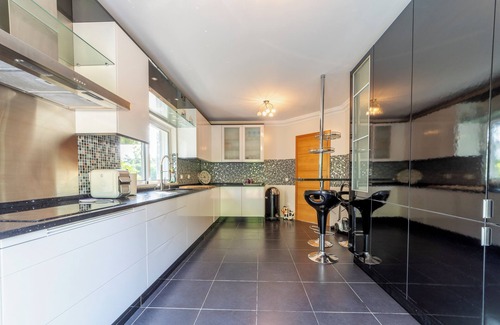 Alpouvar Villa | Stunning 4-Bedroom Villa, Pool with Hydromassage - Perfect for Families