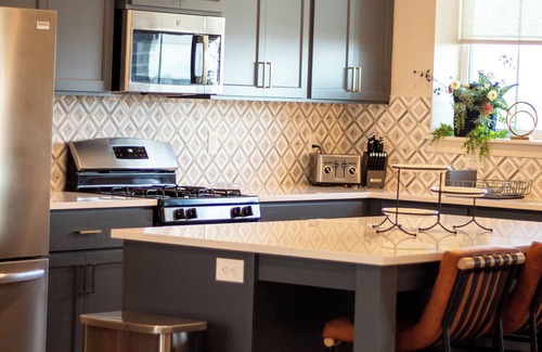 American Fork House | Stunning 4-BR Townhome – Family-Friendly, Biking Trails, Pool, and Games!