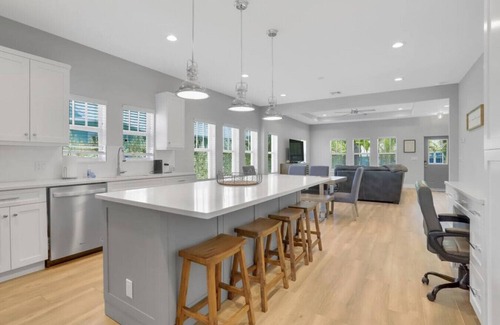 Mango Groves House | Stunning 4BR 3BA Cottage Heated Pool 5 Min to Beach
