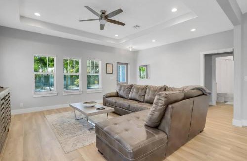 Parrot Cove House | Stunning 4BR 3BA Cottage Pool 5 Min to Beach