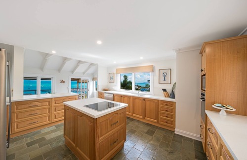 Airlie Beach House | Stunning 5 Bedroom Holiday Home in the heart of Airlie Beach with.