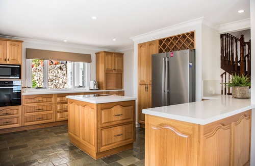 Airlie Beach House | Stunning 5 Bedroom Holiday Home in the heart of Airlie Beach with.
