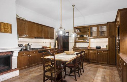 Palmela Villa | Stunning 5-Bedroom Villa with Pool by Hostlovers