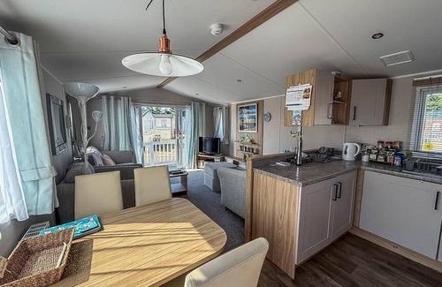 Felixstowe House | Stunning 6 berth caravan at Suffolk Sands Holiday Park ref 45031G
