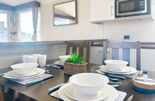 Pakefield House | Stunning 6 berth caravan, close to the beach in Suffolk ref 68067CR