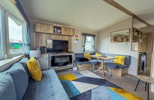Hopton House | Stunning 6 berth caravan with decking at Broadland Sands ref 20028BS