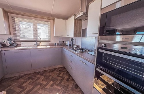 Pakefield Cabin | Stunning 6 berth lodge with full sea views in Suffolk ref 68007CR
