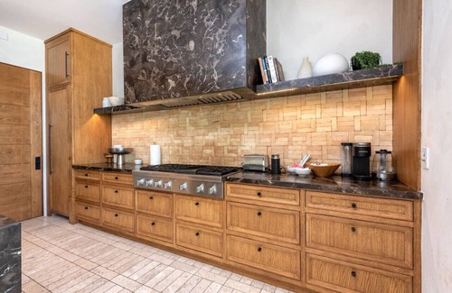 Beverly Hills House | Stunning 6BR Villa with Private Pool, Jacuzzi, BBQ