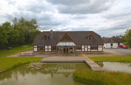Jamestown House | Stunning 7 bedroom lakeside lodge in beautiful Shannon countryside - Roscommon