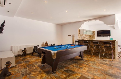 Tarraula Villa | STUNNING 7 BEDROOM MODERN VILLA, PRIVATE POOL, GAMES ROOM, WIFI