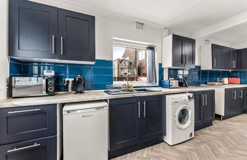 Sutton-in-Ashfield Apartment | Stunning Abode in Ashford - Parking - Sleeps 7