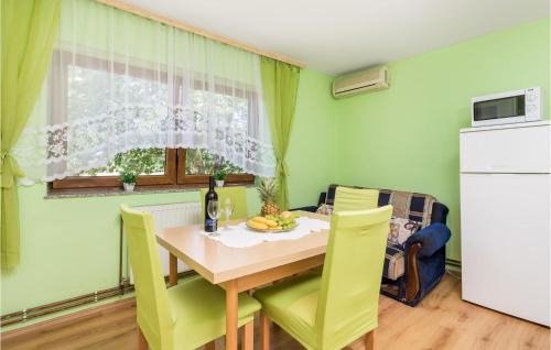 Licko Lesce Apartment | Stunning Apartment In Otocac With Wifi