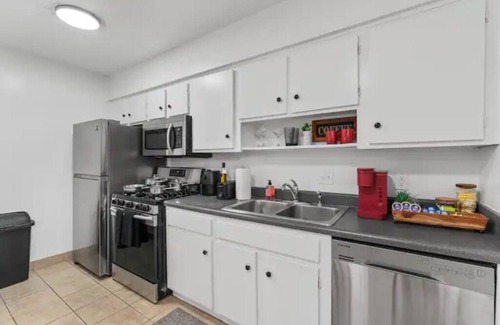 West Campus Apartment | Stunning Area! King Suite - 2 Mins from UT - Free Parking