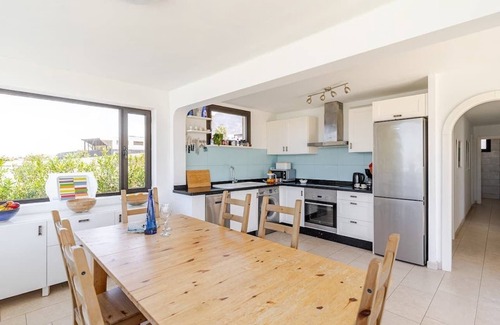 Urbanizacion Famara House | Stunning beach view, heated pool, perfect house for comfort and relaxation