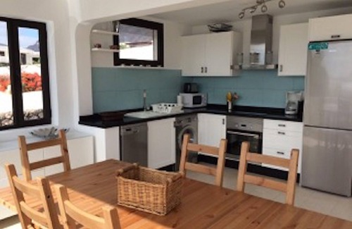 Urbanizacion Famara House | Stunning beach view, heated pool, perfect house for comfort and relaxation