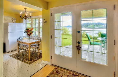 Bainbridge Island House | Stunning Beach Suite, great mountain & water views, near downtown Winslow, Cozy.