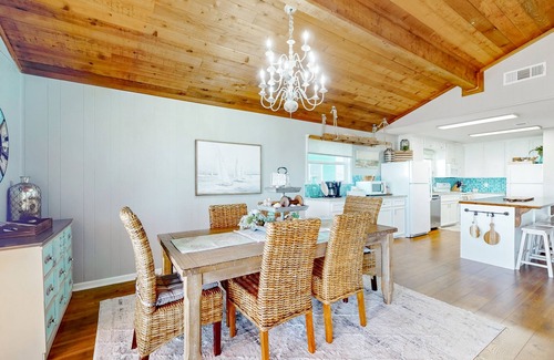 Freeport House | Stunning | Beachfront | Beach Access | Dog Haven