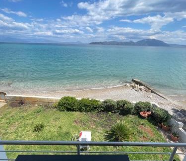 Nerantza Apartment | Stunning Beachfront Apartment Strátos