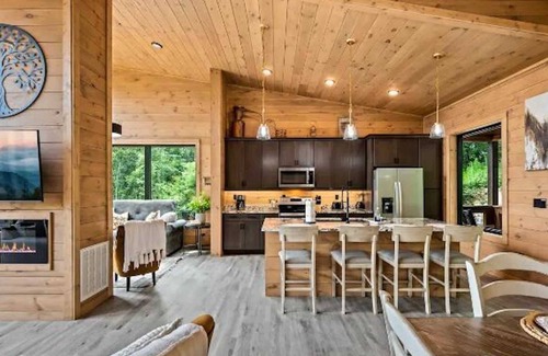 Sevierville Cabin | Stunning Cabin for 6 with Hot Tub & Pool Table!