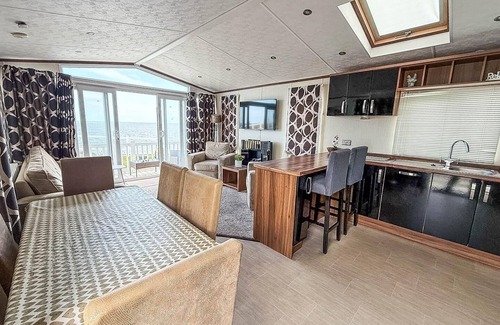 Hopton House | Stunning caravan with full sea views at Hopton Haven ref 80044S