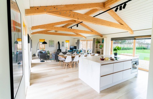 Ely House | Stunning Celebration Eco Cottage Sleeps 10 with River Views, Ely