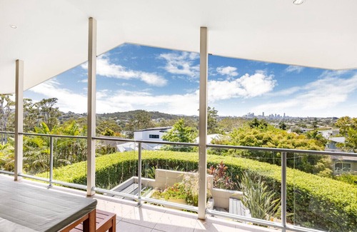 Holland Park West House | Stunning CityView 5BR w/Balcony near Malls/Uni/CBD