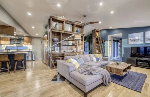East End House | Stunning City Views! Unique Design - Sleeps 6